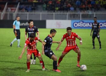 Nurshamil Ab. Ghani (kanan) cuba merampas bola dari kawalan pemain Sarawak United pada aksi Piala Malaysia di Stadium Sultan Muhammad IV, Kota Bharu, Kelantan.UTUSAN/KAMARUL BISMI KAMARUZAMAN