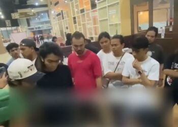 TANGKAP layar menunjukkan sekumpulan peniaga pakaian terpakai dikatakan mengamuk selepas mendakwa ditipu pihak pengurusan dalam acara jualan ‘bundle’ di Seri Kembangan, Serdang.