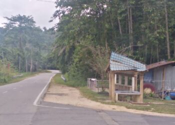 LALUAN yang sering dinaiki air setiap kali musim banjir di Simpang Paya Garuk di Jerantut, Pahang. – UTUSAN/HARIS FADILAH AHMAD