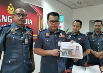 ZAINAL Madasin(dua dari kiri) menunjukkan keratan akhbar berhubung laporan penglibatan anggota bomba yang menyeludup ketum menggunakan van yang diubah suai menjadi van JBPM di Kota Bharu, Kelantan semalam.-UTUSAN/ROSALWANI CHE SOH