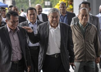 AHMAD Zahid Hamidi hadir di Mahkamah Tinggi Kuala Lumpur bagi perbicaraan kes rasuah, pecah amanah dan pengubahan wang haram. - UTUSAN/FAIZ ALIF AHMAD ZUBIR