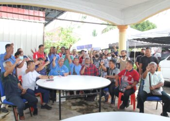 JANTAN Bujing (duduk, empat dari kanan) bersama masyarakat Orang Asli pada majlis penyampaian watikah pelantikan Pengerusi dan Ahli Jawatankuasa Pembangunan dan Keselamatan Kampung Orang Asli Merbau di Maran, Pahang. - UTUSAN/SALEHUDIN MAT RASAD