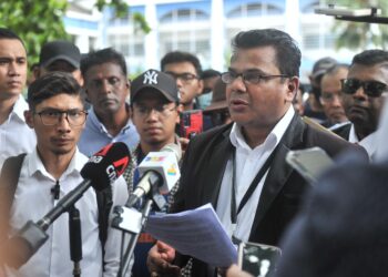 MANISEGARAN (paling kanan) ketika sidang akhbar selepas membuat laporan di IPD Dang Wangi petang tadi.