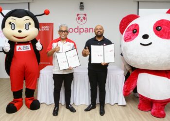 SAYANTAN Das bersama Presiden dan Ketua Pegawai Eksekutif Agrobank, Tengku Ahmad Badli Shah Raja Hussin menandatangani memorandum persefahaman (MOU) untuk menyediakan bantuan kewangan kepada para vendor foodpanda memulakan dan mengembangkan perniagaan mereka menerusi jaringan HomeChef di Ibu Pejabat Foodpanda Malaysia, Bangsar. - UTUSAN/AFIQ RAZALI