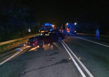 KERETA mangsa remuk selepas terlibat dalam kemalangan di KM61, Jalan Kota Bharu-Gua Musang, di Kuala Krai, pagi ini.-UTUSAN/IHSAN POLIS