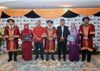 DR. Fadzli Adam (tengah) bersama ibu bapa dua graduan yang meninggal dunia selepas majlis konvokesyen UniSZA Ke-14 di Kuala Nerus, Terengganu hari ini. - UTUSAN/KAMALIZA KAMARUDDIN