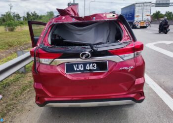 KEADAAN kereta rosak teruk akibat dihentam tayar lori di Lebuhraya Elite, Selangor.