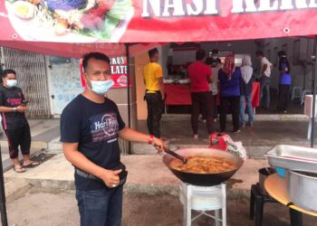ARIF Alfian menggoreng ayam untuk menu jualan nasi kukus di restoran miliknya di Semenyih, Selangor.