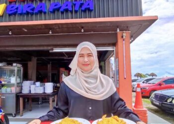 PENGUSAHA restoran NL Celup Tepung Bira Pata, Pantai Penarik, Setiu, Terengganu, Nor Azlinda Abas, 40, bersama hidangan pelbagai jenis makanan laut celup tepung.