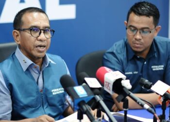 ZAINOL Fadzi Paharudin (kiri) dalam sidang akhbar di Pejabat PN di Ipoh hari ini. - UTUSAN/MUHAMAD NAZREEN SYAH MUSTHAFA