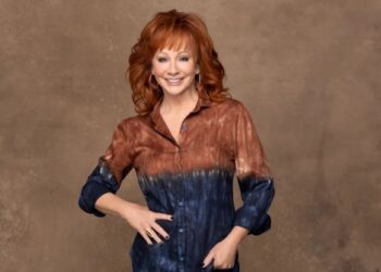 REBA McEntire akur saranan doktor untuk merehatkan seketika suaranya.