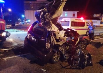 ANGGOTA bomba mengeluarkan mayat jururawat yang maut dalam kemalangan di Kilometer 47 Jalan Klang-Teluk Intan, berdekatan persimpangan Pekan Lama Kuala Selangor, Selangor, semalam.