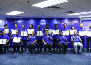 NOH Omar (duduk, tiga dari kiri) bergambar bersama sebahagian besar calon BN Selangor selepas menyampaikan watikah pencalonan mereka di ibu pejabat UMNO Selangor, Shah Alam, Selangor semalam.-UTUSAN/AFIQ RAZALI