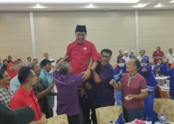 MOHD. Salim Mohd. Sharif dijulang penyokongnya selepas membuat pengumuman akan terus setia bersama BN pada Majlis Perjumpaan Ketua UMNO Bahagian bersama kepemimpinan UMNO Jempol di sebuah hotel di Bahau, Jempol, hari ini. -UTUSAN/NOR AINNA HAMZAH