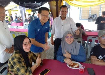 LIM Ban Hong sewaktu bertemu penduduk di Kampung Tangga Batu, Melaka. - UTUSAN/AMRAN MULUP