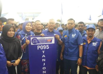 NOH Omar melancarkan jentera BN Parlimen Tanjong Karang di Padang Astaka, Tanjong Karang, Selangor, petang tadi. -UTUSAN/ ISKANDAR SHAH MOHAMED