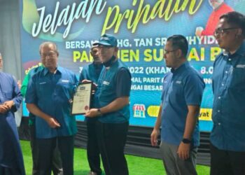 MUHYIDDIN Yassin menyerahkan surat watikah pencalonan kepada Muslimin
pada program itu di Dataran Desa Permai, Sungai Panjang, Sabak Bernam, Selangor, malam tadi. -UTUSAN/ ISKANDAR SHAH MOHAMED
