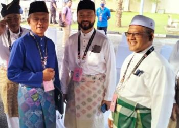 OTHMAN Aziz (kiri) beramah mesra bersama Mukhriz Mahathir (tengah) serta Dr. Abd. Ghani Ahmad (kanan) di Pusat Penamaan Calon Parlimen Jerlun di Sekolah Menengah Sains Kubang Pasu, hari ini. -UTUSAN/MOHD RAFIE AZIMI
