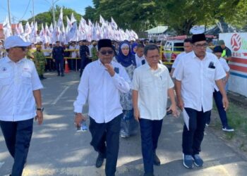 MOHD. Shafie Apdal (dua kanan) semasa tiba di pekarangan Dewan Masyarakat Semporna pagi tadi.