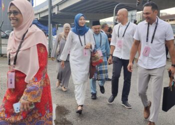 Rodziah Ismail (depan) diiringi Hans Isaac dan Syed Ahmad Abdul Rahman Alhadad atau Altimet pada penamaan calon Parlimen Ampang di Dewan Dato Ahmad Razali hari ini.