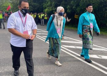 NURUL IZZAH ANWAR mencuri tumpuan apabila hadir di pusat penamaan calon Parlimen Permatang Pauh di Institut Kemahiran Tinggi Belia Negara (IKTBN), Bukit Mertajam, Pulau Pinang dengan mengenakan kebaya dan berkasut sukan.