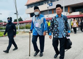 EDDIN Syazlee Shith (tengah) hadir bertongkat pada proses penamaan calon PRU15 bagi Parlimen Kuala Pilah di Pusat Penamaan Calon, Bilik Gerakan Pejabat Daerah dan Tanah Kuala Pilah hari ini.-UTUSAN/AFIFI HAFIZ MOHD. NOR.