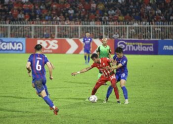 ABDUL Latiff Suhaimi (dua, kanan) cuba melepaskan diri daripada Syafiq Ahmad pada aksi Piala Malaysia di Stadium Sultan Muhammad lV, Kota Bharu. - UTUSAN/KAMARUL BISMI KAMARUZAMAN