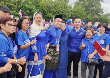 SHAHRIL Sufian Hamdan (tengah) bergambar bersama penyokong BN ketika hadir pada Hari Penamaan Calon di luar Pusat Penamaan Calon Pilihanraya Umum Ke-15 di Dewan Taming Sari UITM Lendu, Alor Gajah, Melaka. - UTUSAN/RASUL AZLI SAMAD