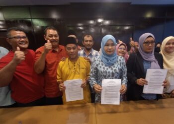 MUSTAFFAR Ahmad (empat dari kiri) dan Azalina Abdul Rahman (lima dari kiri) menunjukkan kenyataan mengumumkan keluar Bersatu berkuatkuasa serta merta hari ini dalam sidang akhbar tergempar di sebuah hotel di Ayer Keroh, Melaka. - UTUSAN/AMRAN MULUP
