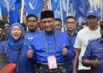 REEZAL Merican Naina Merican bersama lebih 3,000 penyokong di pusat penamaan calon Parlimen Kepala Batas di Pulau Pinang.