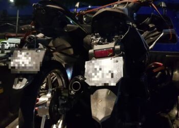 KEADAAN motosikal jenis Yamaha 135LC dan Yamaha Y15ZR ditunggang mangsa rosak teruk selepas terlibat kemalangan ketika berlumba di Pantai Puteri, Tanjung Kling, Melaka.