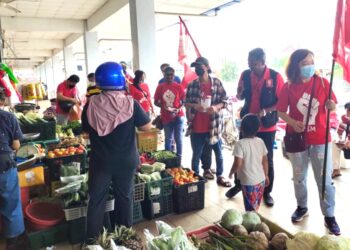 S. TINAGARAN (dua dari kanan) mengedarkan risalah dan bertemu orang ramai Pasar Pekan Rantau, Seremban hari ini.-UTUSAN/NOR AINNA HAMZAH.