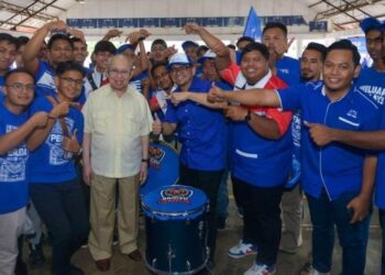 TENGKU Razaleigh Hamzah (tengah) bersama jentera Pemuda UMNO bahagian Gua Musang di Balai Rakyat Bukit Cekati di Gua Musang, Kelantan, semalam. UTUSAN/ AIMUNI TUAN LAH