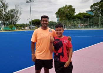 Mendiang Bill Wolfson Anak Lianie (kanan) bersama bekas penjaga gol kebangsaan, S.Kumar. Foto: Ihsan KHM