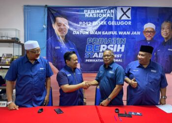 WAN SAIFUL WAN JAN dan Shabudin Yahaya dalam sidang akhbar di Bilik Gerakan PN, di Tasel Gelugor, Pulau Pinang hari ini.