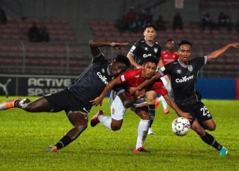 PEMAIN Sayap lincah KL City Zhafri Yahya cuba melepasi kawalan dua pemain pertahanan Terengganu dalam aksi suku akhir pertama Piala Malaysia di Stadium Bolasepak Kuala Lumpur, Cheras, malam ini.- UTUSAN/AMIR KHALID