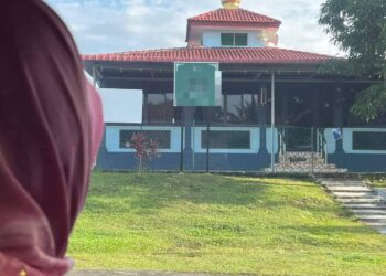 MAS ERMIEYATI Samsudin memandang sebuah surau di Masjid Tanah, Melaka selepas aktiviti berkempennya yang telah dijadualkan berlangsung di situ dibatalkan pada saat akhir.