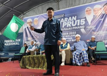 CALON PN di Parlimen Bukit Mertajam, Steven Koh mengibarkan bendera Pas ketika Pelancaran Kempen PRU15 peringkat Pas Pulau Pinang di Kepala Batas, malam tadi.