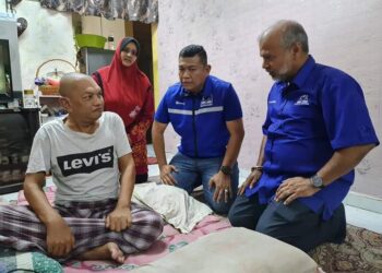 CALON BN kerusi Parlimen Nibong Tebal, RS Thanenthiran ketika turun padang berjumpa dengan pengundi di kawasan itu dalam kempen PRU15.