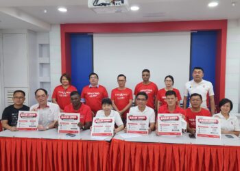 LIM HUI YING (empat dari kiri) dalam sidang akhbar mengenai inisiatif DAP Pulau Pinang menyediakan subsidi tiket bas dan keretapi kepada pelajar di Pulau Pinang untuk pulang ke kampung masing-masing bagi mengundi pada PRU15 di ibu pejabat DAP Pulau Pinang, George Town hari ini.