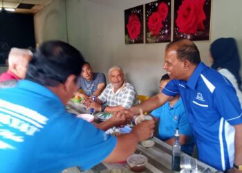 RAMASAMY beramah mesra dengan penduduk ketika   menghadiri Sembang Santai BN di Kampung Gelang Chinchin dan melawat Bilik Gerakan BN, di sini hari ini.
