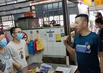 CALON PN bagi kerusi Parlimen Bayan Baru, Oh Tong Keong ketika turun berkempen di sekitar Pasar Awam Bayan Baru, Pulau Pinang baru-baru ini.
