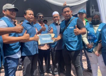 MOHD. Nazree Mohd. Yunus (dua dari kiri) menerima borang keahlian Bersatu yang diserahkan wakil pemuda  ketika program Sepagi Bersama Calon Rembau PN di Senawang, Seremban hari ini.-UTUSAN/AFIFI HAFIZ MOHD. NOR