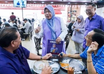 ZURAIDA Kamaruddin berkempen kepada penduduk Ampang hari inii  - SUMBER GAMBAR FB ZURAIDA