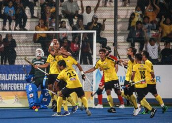 Pemain Malaysia meraikan jaringan Razie Rahim (tengah) ketika menentang Jepun pada aksi di kejohanan Piala Sultan Azlan Shah di Ipoh hari ini. - UTUSAN