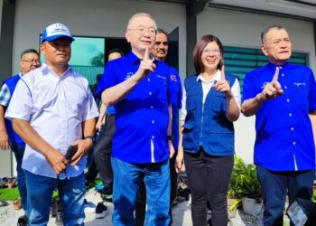 WEE KA SIONG dan Saw Yee Fung (dua dari kiri) ketika melawat Pusat Kegiatan Desa di Permatang Damar Laut, Bayan Lepas, Pulau Pinang hari ini. - Pix IQBAL HAMDAN