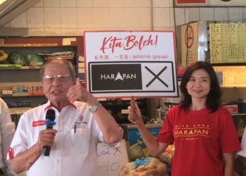 LIM Kit Siang (dua dari kiri) berucap pada program 'kopitiam talk' di Kampar hari ini. - UTUSAN/LIYANA RAMLI
