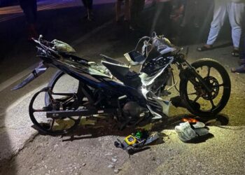 KEADAAN motosikal mangsa yang maut merempuh seekor kerbau yang berkeliaran di atas jalan raya di Kilometer 18.2, Jalan Melawi - Kuala Besut dekat Kampung Pachakan di sini semalam. -UTUSAN/IHSAN POLIS