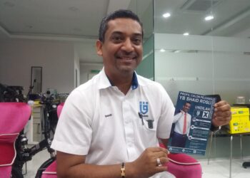 MOHD. Shaid menunjukkan 10 manifesto yang dilancarkan di pejabat beliau di di Bandar Puncak Alam, Kuala Selangor, Selangor, hari ini. -UTUSAN/ ISKANDAR SHAH MOHAMED