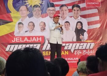 ANWAR Ibrahim sewaktu berucap pada program Jelajah Mega Harapan di Dataran Taman Indah, Tampin semalam.-UTUSAN/NOR AINNA HAMZAH.